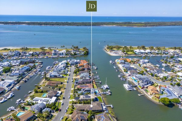 Single-Level Riverfront Set Bridge-free Out To Sea